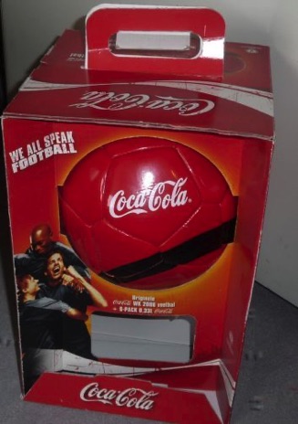 9702-2 € 6,00  coca cola voetbal rood zwart.jpeg